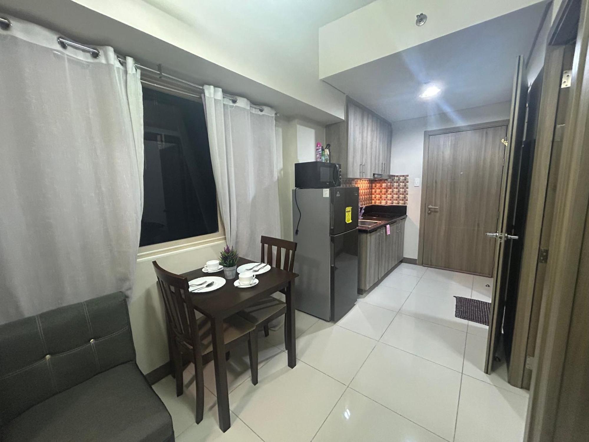 2Br Coast Residences Manila Bagian luar foto